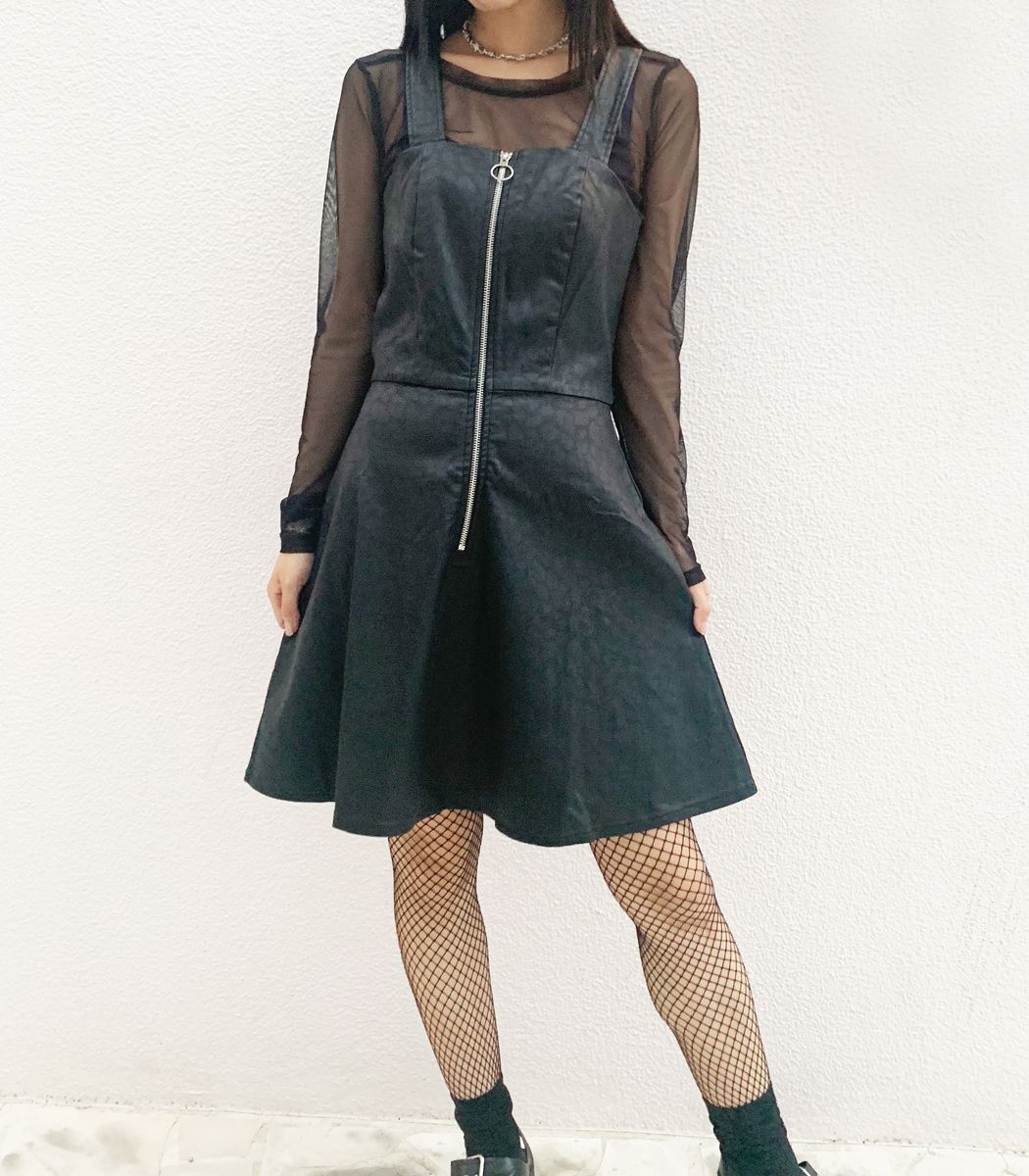 モデル身長165cm/着用サイズS/着用カラーBLACK