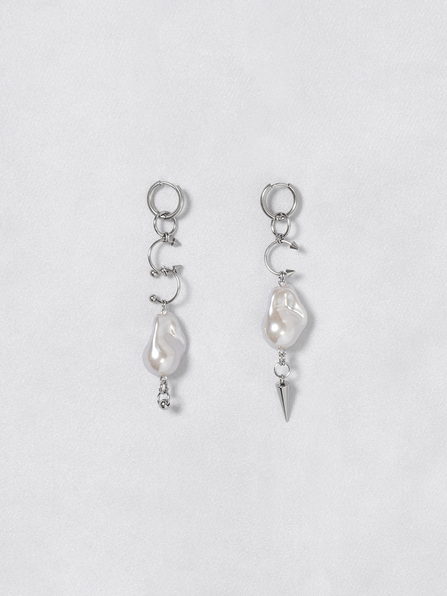 パールリベットピアス