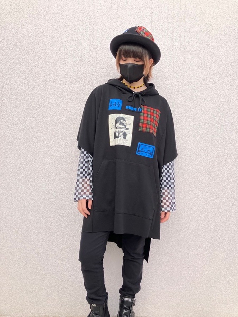 パッチ付きプルパーカー