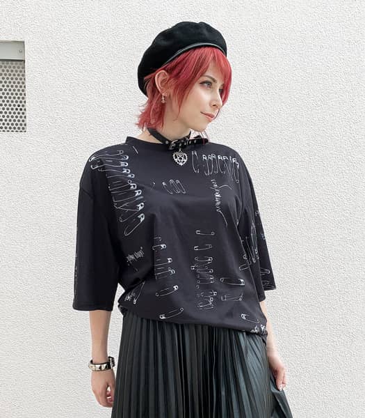 SAFETY PINS Tシャツ