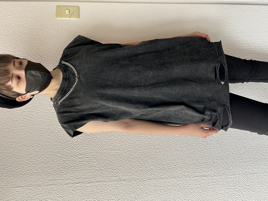 チェーン付きノースリーブTシャツ
